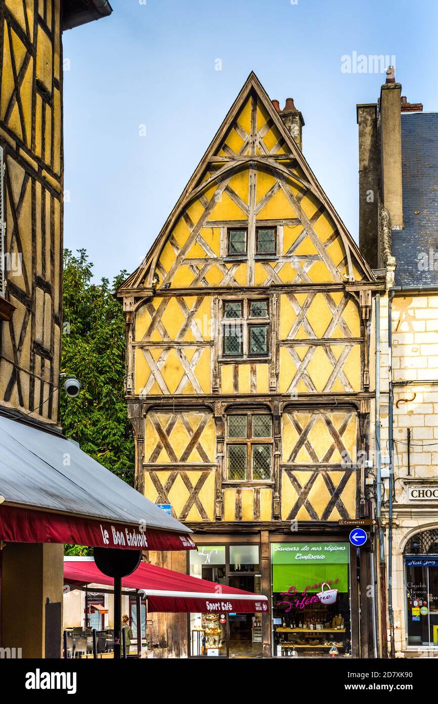 Traditionelle Fachwerkhäuser in der Altstadt von Bourges, Cher, Frankreich. Stockfoto