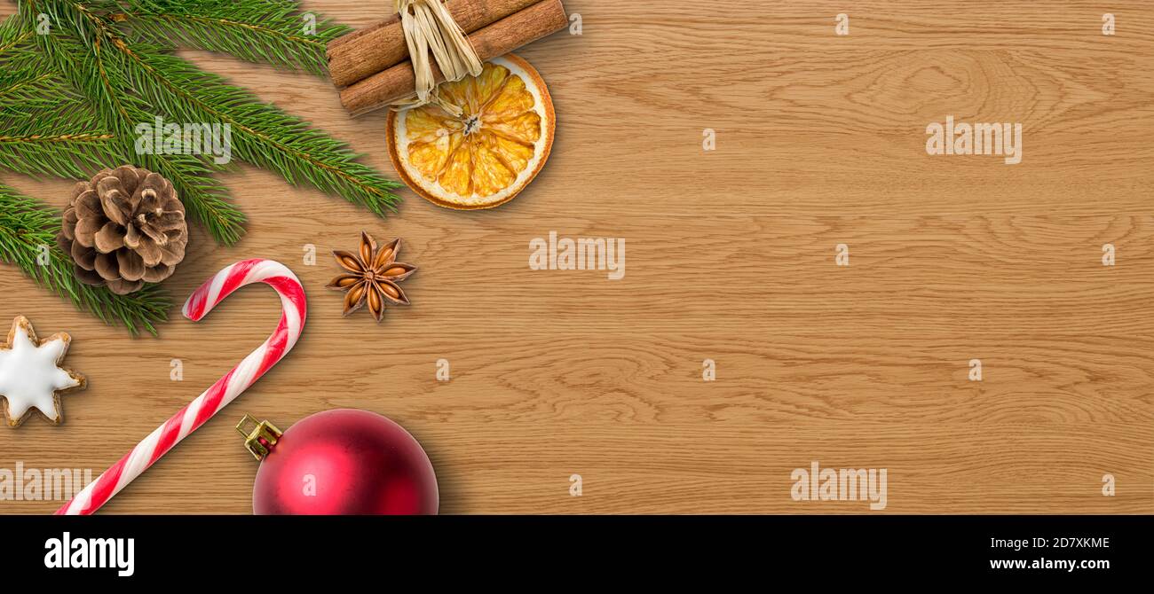 Weihnachtsschmuck auf einem Holzhintergrund mit Kopierraum Stockfoto