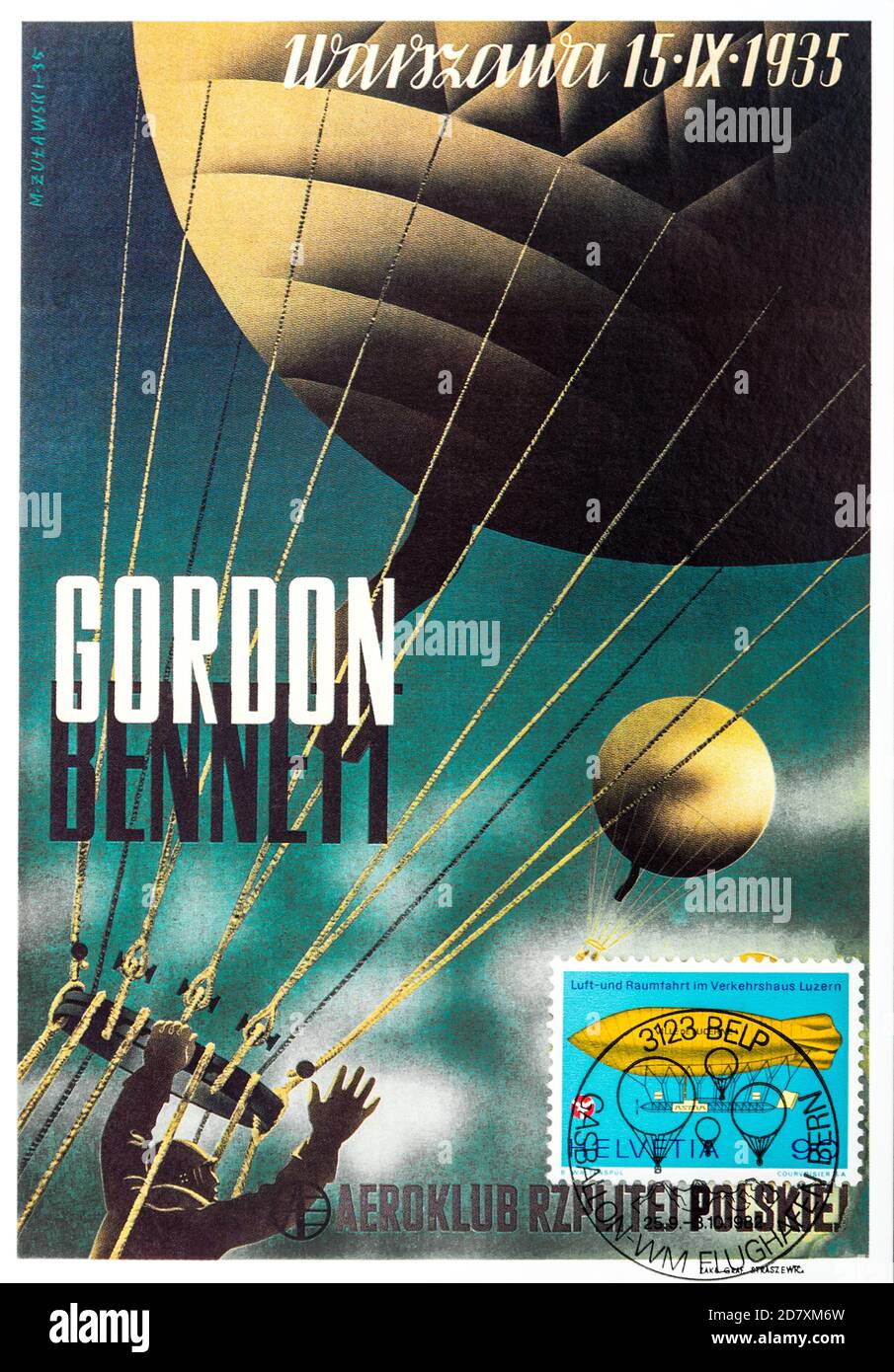 1982 verschickte Schweizer Postkarte, die ein Werbeplakat für die 1935 von Gordon Bennett mit Gas gefüllte Ballonfahrt über Warschau, Polen, illustrierte. Stockfoto