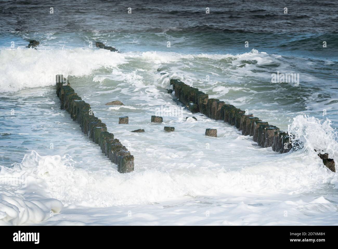 Doppelreihe von hölzernen Wellenbrechern an der Nordseeküste in Westkapelle, Zeeland, Niederlande. Stockfoto