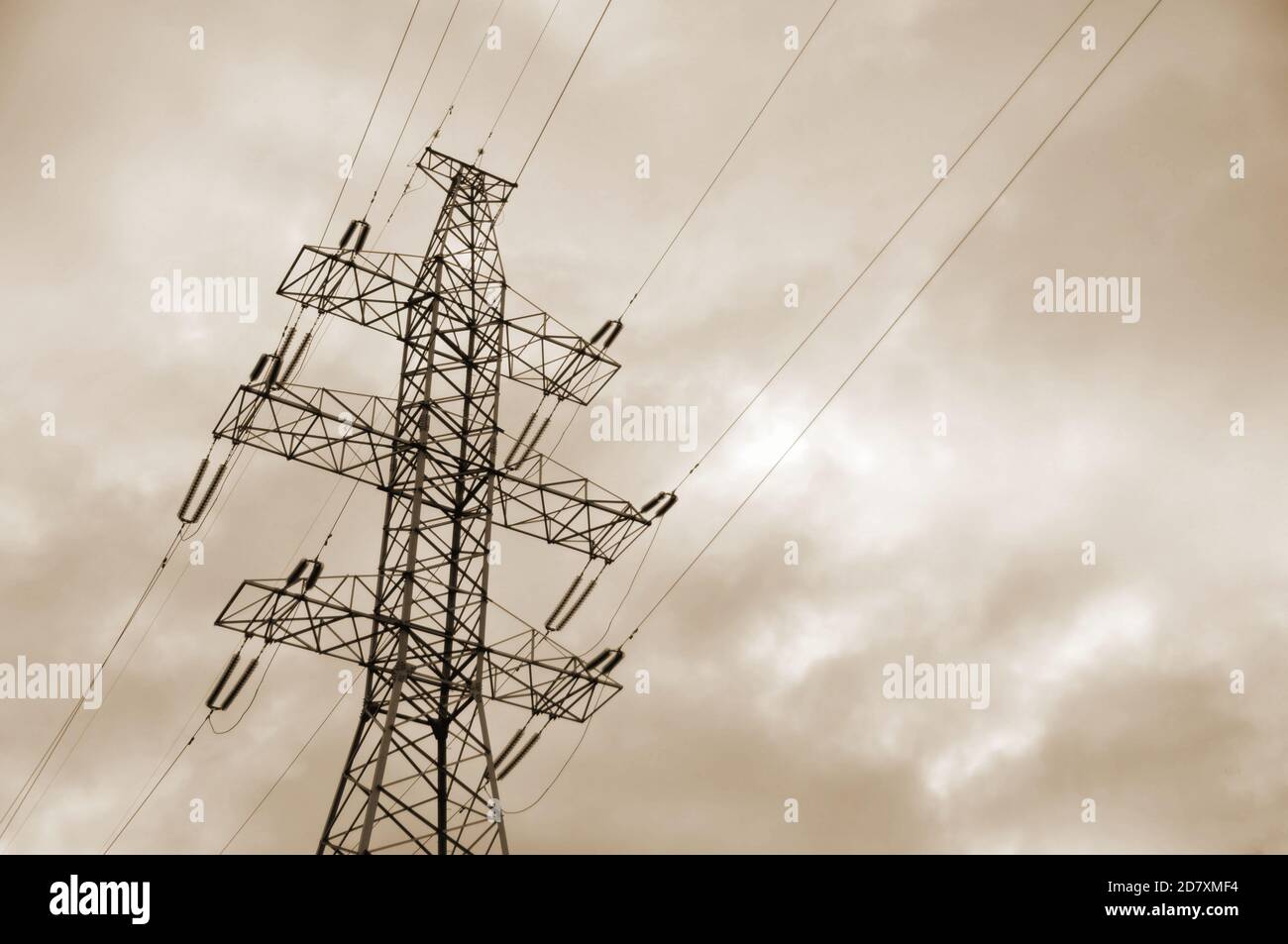 Stromleitung Mast gegen einen düsteren grauen Himmel. Stockfoto