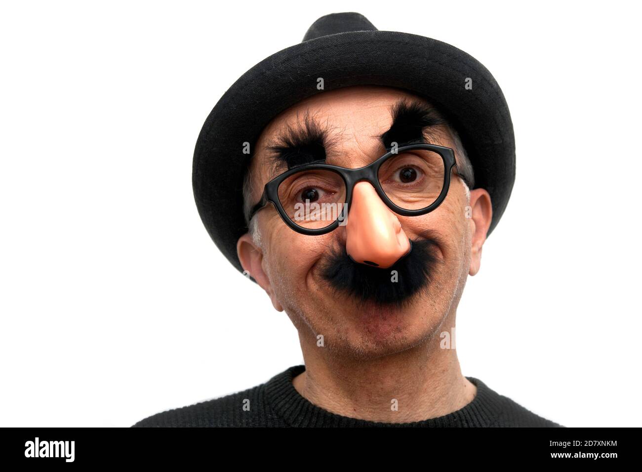 Mann mit Trilby Hut und lustige Maske mit gefälschten Schnurrbart, Brille und einer großen Nase Stockfoto