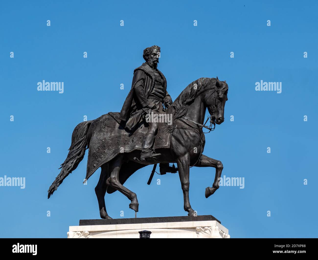 BUDAPEST, UNGARN - 16. JULI 2019: Reiterstatue des Grafen Gyula Andrassy von Gyorgy Zala gegen den blauen Himmel Stockfoto