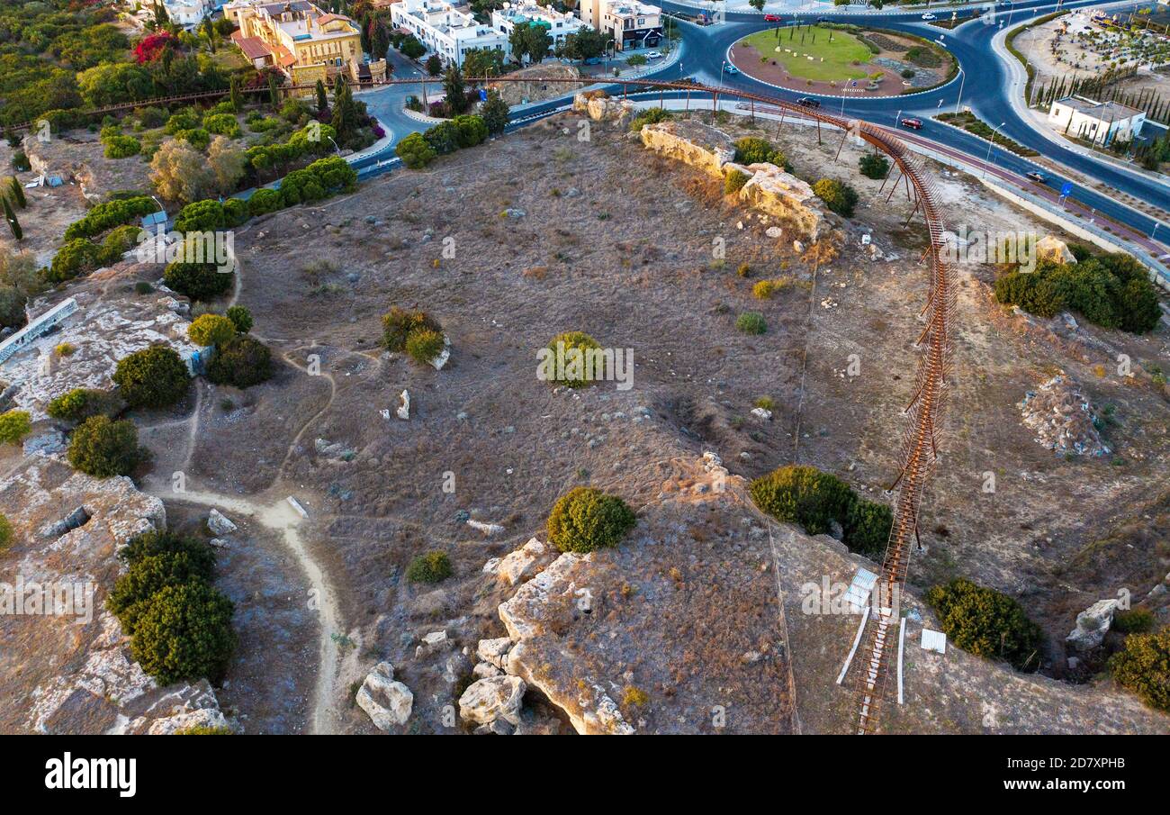 Luftaufnahme des Deckenstegs in Kato Paphos. Der neue Weg soll die archäologischen Stätten von Kato Paphos, Paphos, Zypern vereinen. Stockfoto