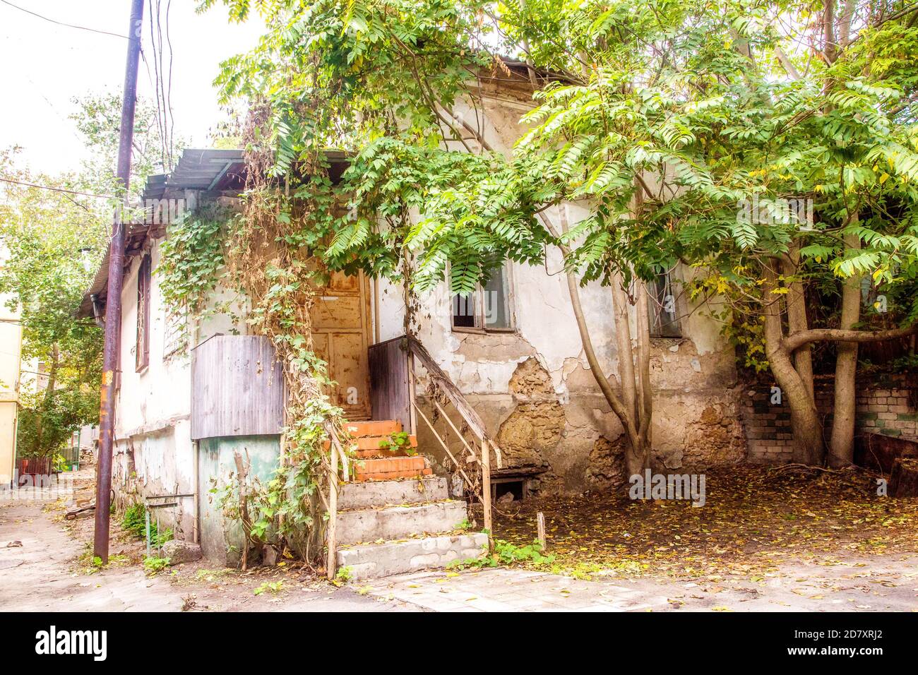 Bild eines alten baufälligen Hauses in der Stadt Stockfoto