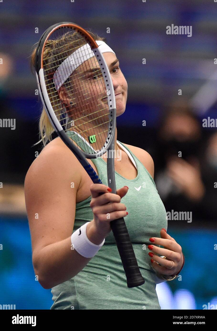 Ostrava, Tschechische Republik. Oktober 2020. ***CTK POOL*** Aryna Sabalenka (Sabalenko) gewann das J&T Banka Ostrava Open 2020 Damen-WTA-Innentennisturnier in Ostrava, Tschechien, 25. Oktober 2020 und schlug ihre offensichtlich unwohlwollende weißrussische Landsfrau Viktoria Azarenka (Azarenko) im Einzel-Finale 6-2, 6-2. Kredit: Jaroslav Ozana/CTK Foto/Alamy Live Nachrichten Stockfoto