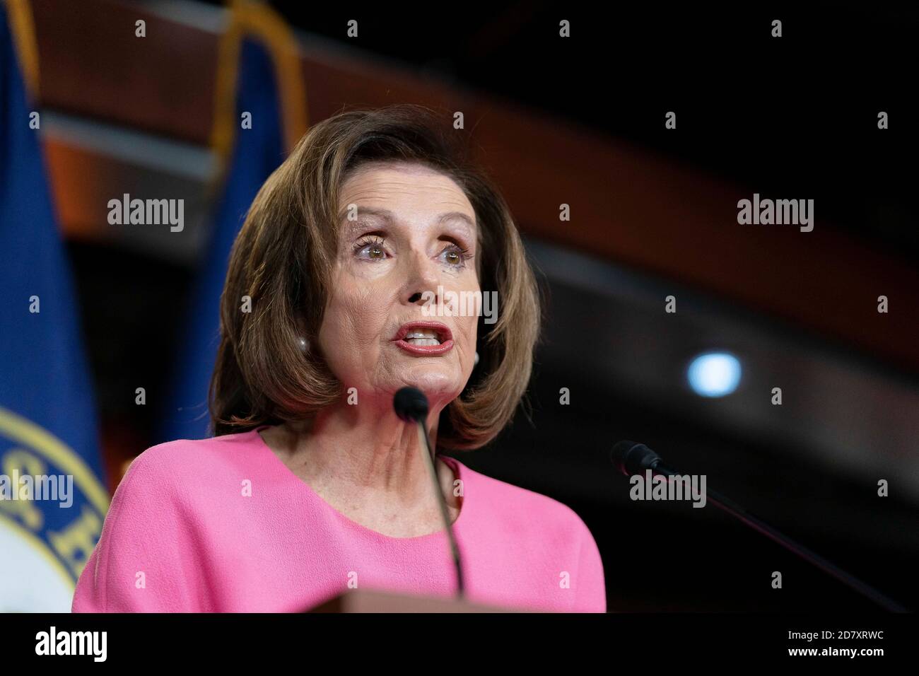 Die US-amerikanische Sprecherin Nancy Pelosi spricht mit Reportern während ihrer wöchentlichen Pressekonferenz im US-Kapitol am 26. März 2020 in Washington, DC. Es ist Pelosi's 80. Geburtstag. Gestern Abend verabschiedete der US-Senat ein Ausgabengesetz, das darauf abzielt, die Auswirkungen von COVID-19 auf die öffentliche Gesundheit und die Wirtschaft zu bekämpfen. Der wirtschaftliche Stillstand, der durch die Coronavirus-Pandemie verursacht wurde, löste eine Explosion aus, in der die Amerikaner Arbeitslosengeld einmeldeten und in der vergangenen Woche auf 3.3 Millionen stiegen -- die höchste Zahl, die jemals verzeichnet wurde, berichtete das Arbeitsministerium vom 26. März. Der US-Senat genehmigte über Nacht ein 2.2 Billionen Dollar wirtschaftliches Rettungspakum Stockfoto