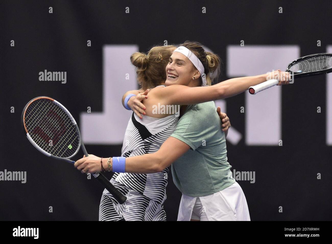 Ostrava, Tschechische Republik. Oktober 2020. ***CTK POOL*** Elise Mertens aus Belgien (links) und Aryna Sabalenka aus Weißrussland siegten beim Doppelspiel des Tennisturniers J&T Banka Ostrava Open 2020 in Ostrava (Tschechien) am 25. Oktober 2020 gegen Gabriela Dabrowski aus Kanada und Luisa Stefani aus Brasilien. Kredit: Jaroslav Ozana/CTK Foto/Alamy Live Nachrichten Stockfoto
