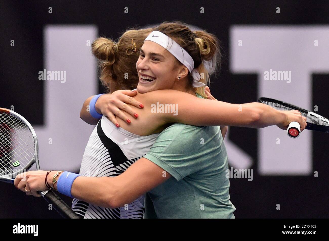 Ostrava, Tschechische Republik. Oktober 2020. ***CTK POOL*** Elise Mertens aus Belgien (links) und Aryna Sabalenka aus Weißrussland siegten beim Doppelspiel des Tennisturniers J&T Banka Ostrava Open 2020 in Ostrava (Tschechien) am 25. Oktober 2020 gegen Gabriela Dabrowski aus Kanada und Luisa Stefani aus Brasilien. Kredit: Jaroslav Ozana/CTK Foto/Alamy Live Nachrichten Stockfoto