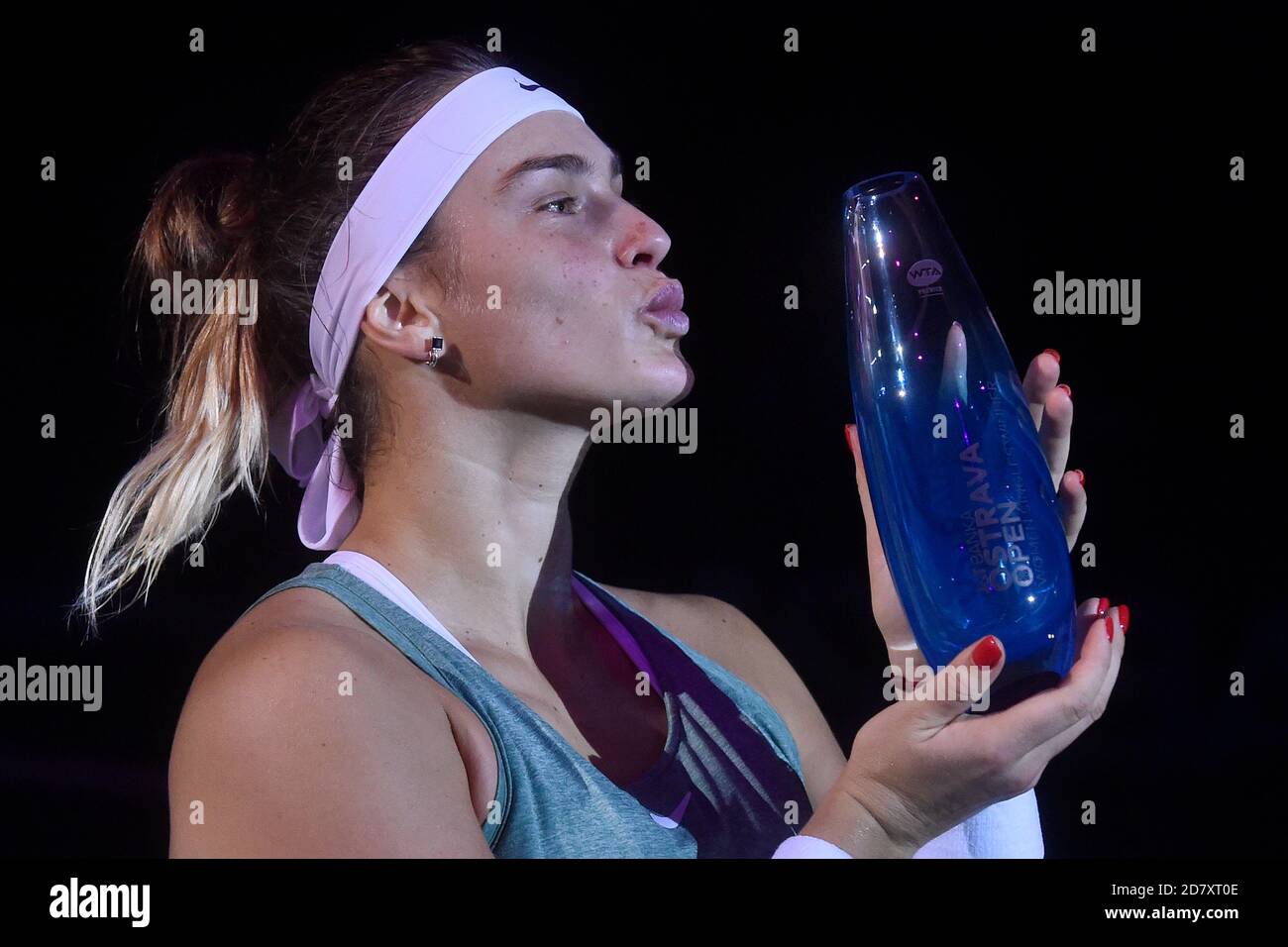 Ostrava, Tschechische Republik. Oktober 2020. ***CTK POOL***die Belarussin Aryna Sabalenka (Sabalenko) gewann das Finale während des Spiels gegen die Landsfrau Victoria Azarenka während des J&T Banka Ostrava Open 2020 Damen-WTA-Hallenturniers in Ostrava, Tschechische Republik, 25. Oktober 2020. Kredit: Jaroslav Ozana/CTK Foto/Alamy Live Nachrichten Stockfoto