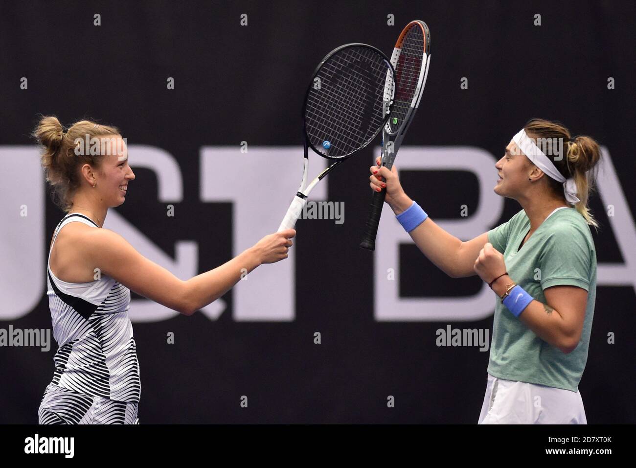 Ostrava, Tschechische Republik. Oktober 2020. ***CTK POOL*** Elise Mertens aus Belgien (links) und Aryna Sabalenka aus Weißrussland siegten beim Doppelspiel des Tennisturniers J&T Banka Ostrava Open 2020 in Ostrava (Tschechien) am 25. Oktober 2020 gegen Gabriela Dabrowski aus Kanada und Luisa Stefani aus Brasilien. Kredit: Jaroslav Ozana/CTK Foto/Alamy Live Nachrichten Stockfoto