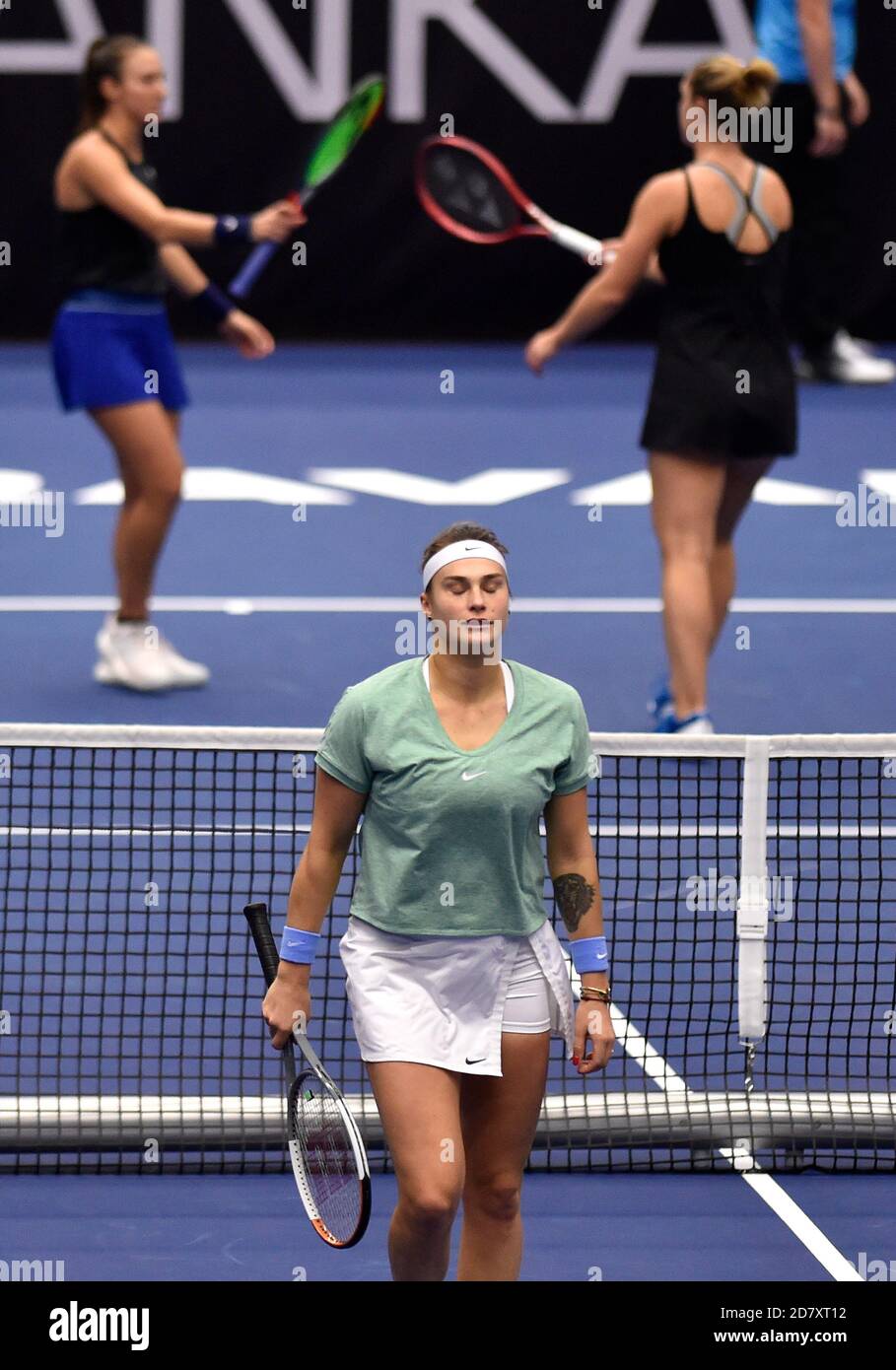 Ostrava, Tschechische Republik. Oktober 2020. ***CTK POOL*** Elise Mertens aus Belgien (nicht auf dem Foto) und Aryna Sabalenka aus Weißrussland (vorne) gewannen gegen Gabriela Dabrowski aus Kanada (rechts) und Luisa Stefani aus Brasilien (links) beim Doppelspiel des Tennisturniers J&T Banka Ostrava Open 2020 in Ostrava, Tschechien, 25. Oktober 2020. Kredit: Jaroslav Ozana/CTK Foto/Alamy Live Nachrichten Stockfoto