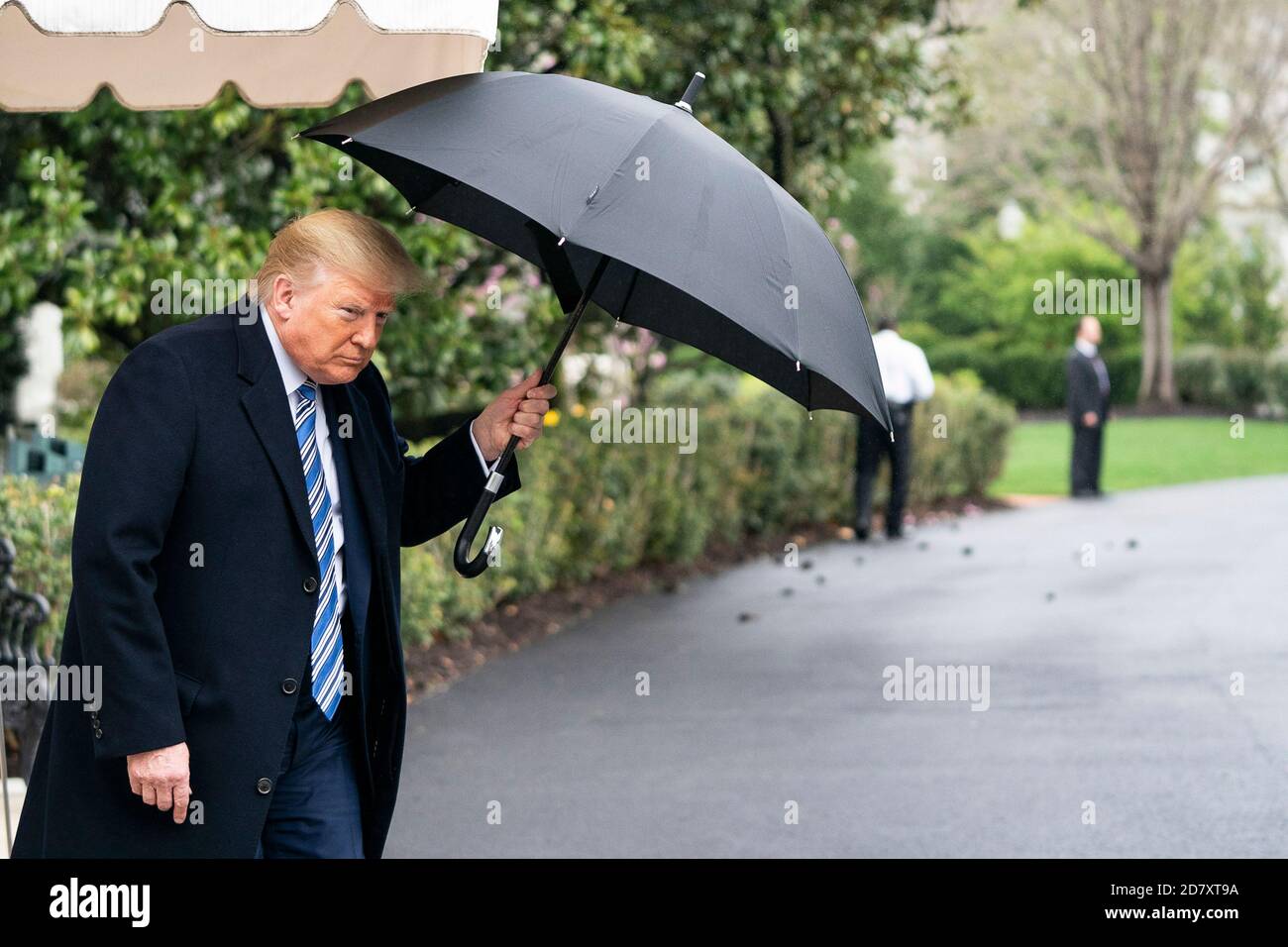 US-Präsident Donald Trump spricht zu Reportern auf dem South Lawn des Weißen Hauses inmitten der Coronavirus-Pandemie am 28. März 2020 in Washington, D.C..Quelle: Alex Edelman/The Photo Access Stockfoto