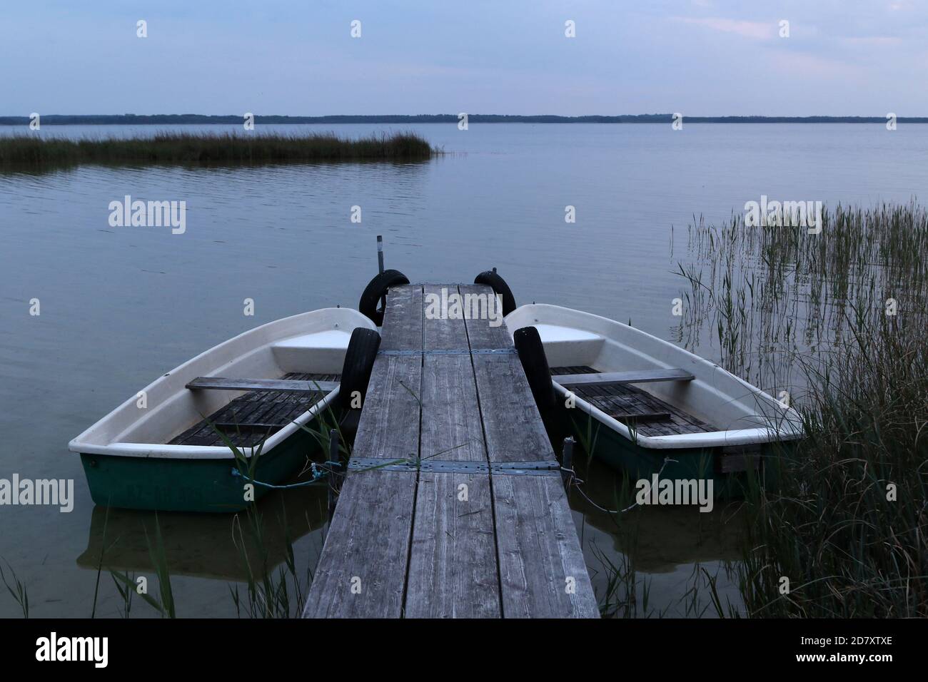 Zwei Ruderboote auf einem Holzsteg, Kölpinsee, Mecklenburgische Seenplatte, Mecklenburg-Vorpommern, Deutschland Stockfoto