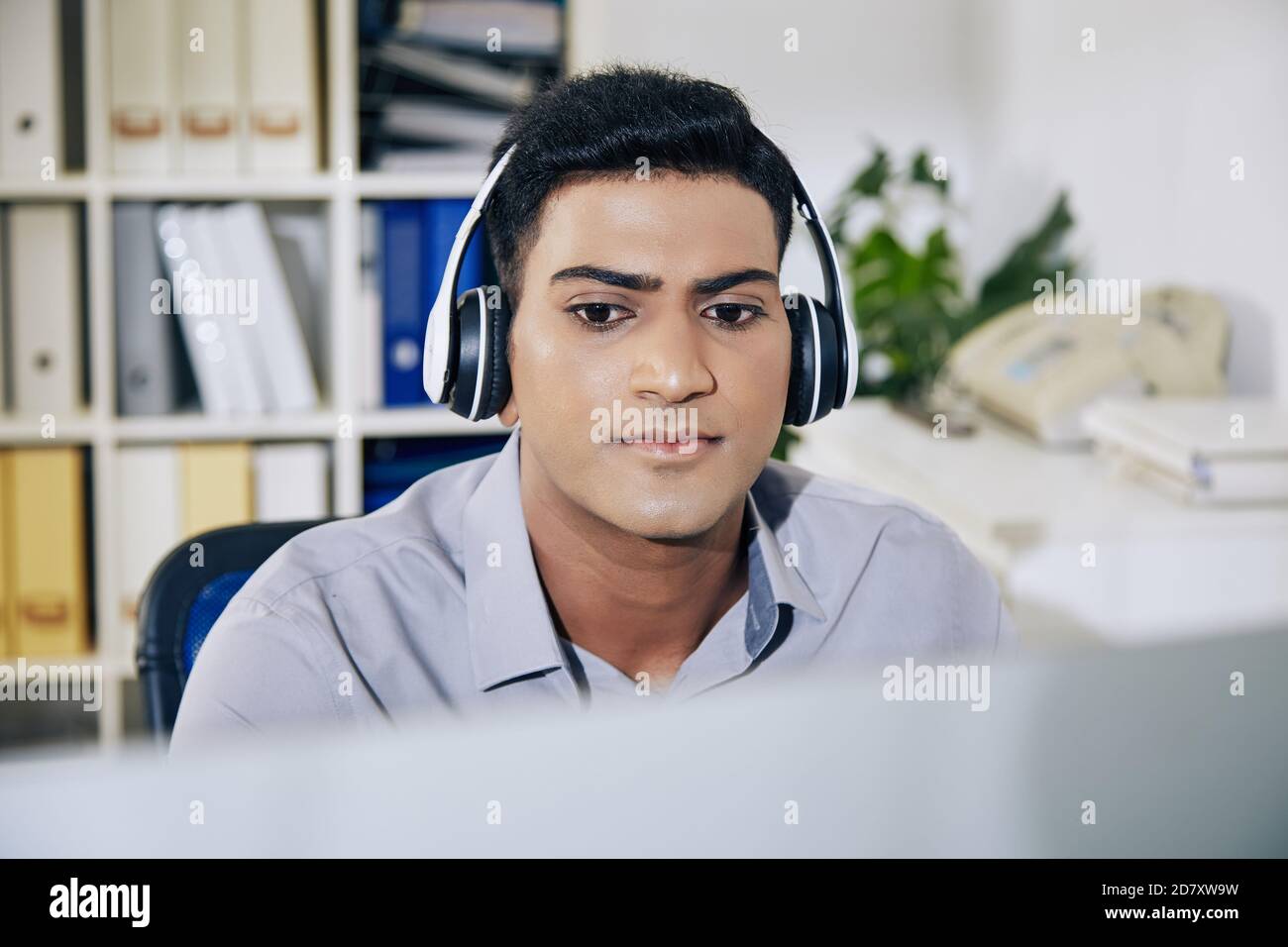 Nachdenkliche Programmierung Mann Stockfoto