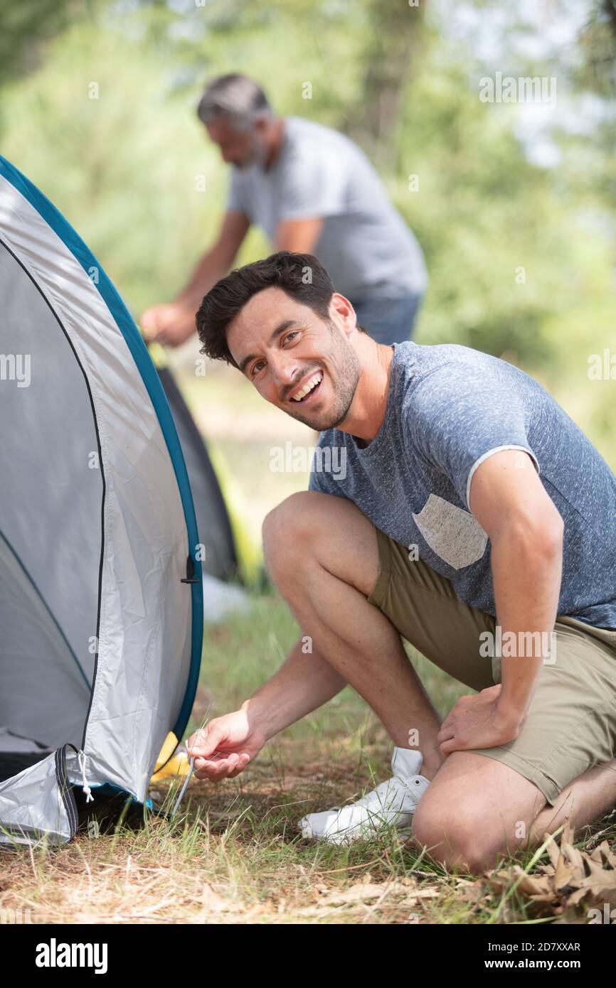 Porträt eines Mannes, der ein Zelt aufsetzt Stockfoto