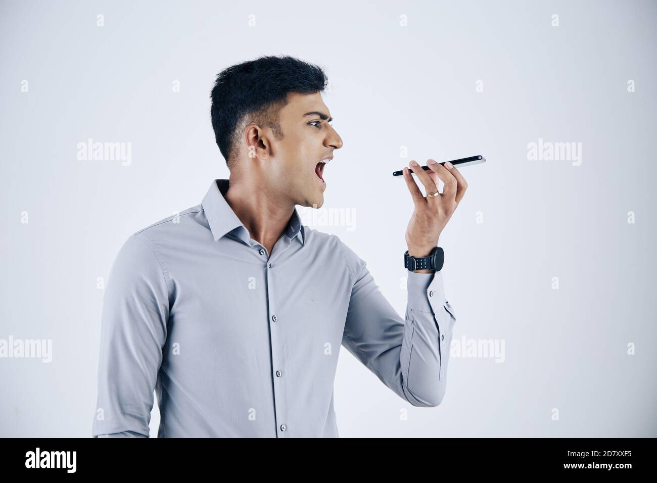 Unternehmer schreit im Mikrofon Stockfoto