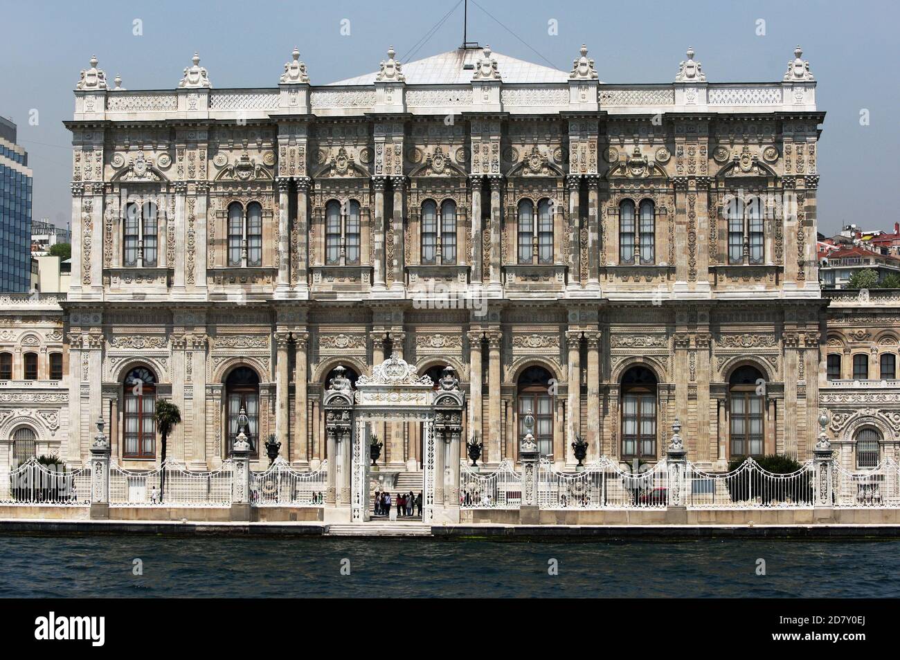 Der Dolmabahce-Palast, der an der Bosporus-Straße im Stadtteil Besiktas von Istanbul in der Türkei liegt. Stockfoto