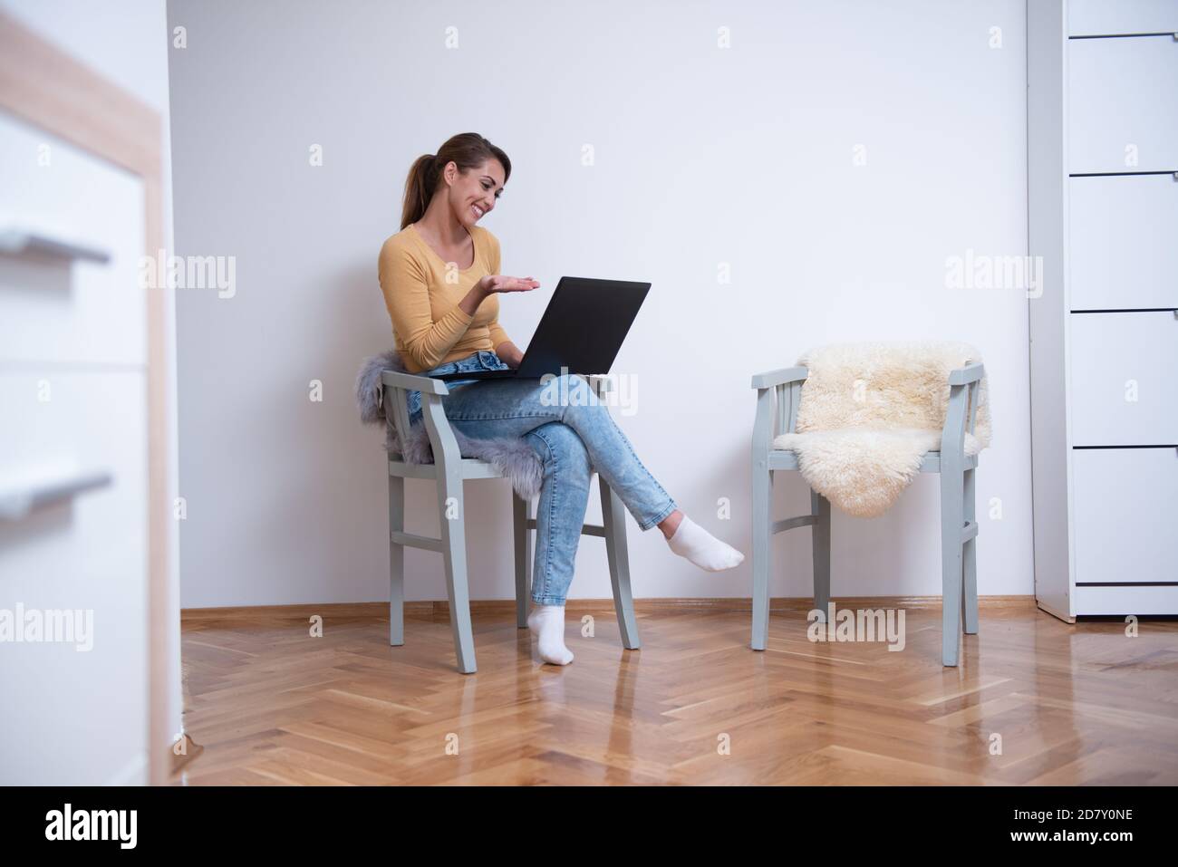 Junge Frau, die auf ihrem Tablet im Internet surft Stockfoto