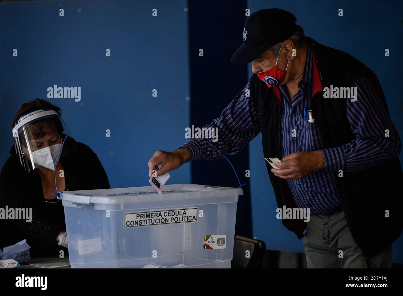 Santiago, Chile. Oktober 2020. Am 25. Oktober 2020 stimmt ein Mann in einem Wahllokal in Santiago, Chile, ab. Die Chilenen haben am Sonntag in großer Zahl in einer Volksabstimmung darüber abgestimmt, ob sie die Verfassung umschreiben, um mehr Gleichheit und soziale Gerechtigkeit zu fördern. Quelle: Jorge Villegas/Xinhua/Alamy Live News Stockfoto