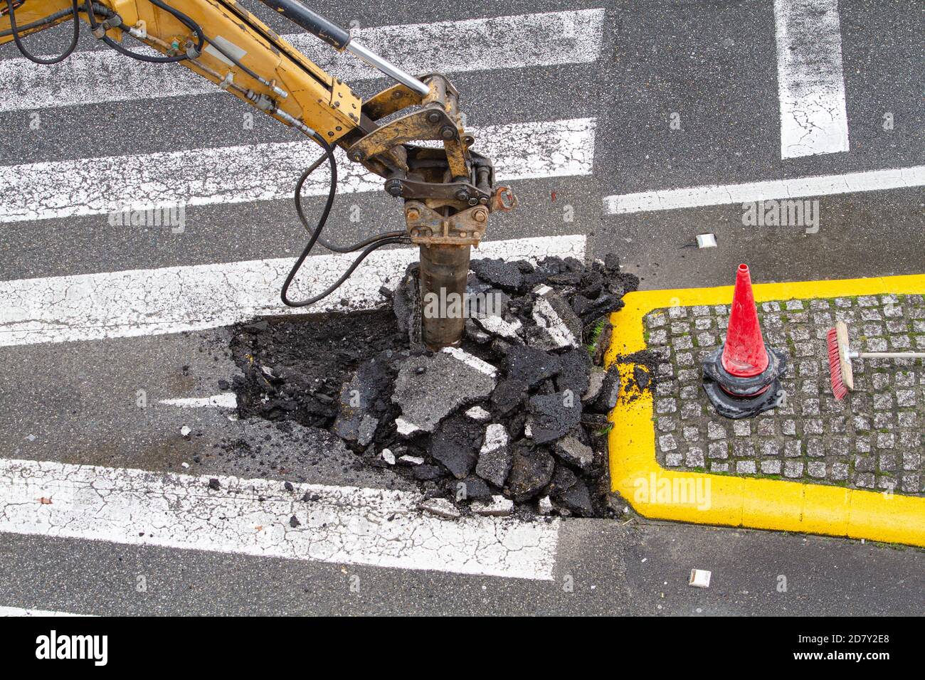 Baumaschine Presslufthammer brechen Asphalt der Straße. City Road Reparation. Stockfoto
