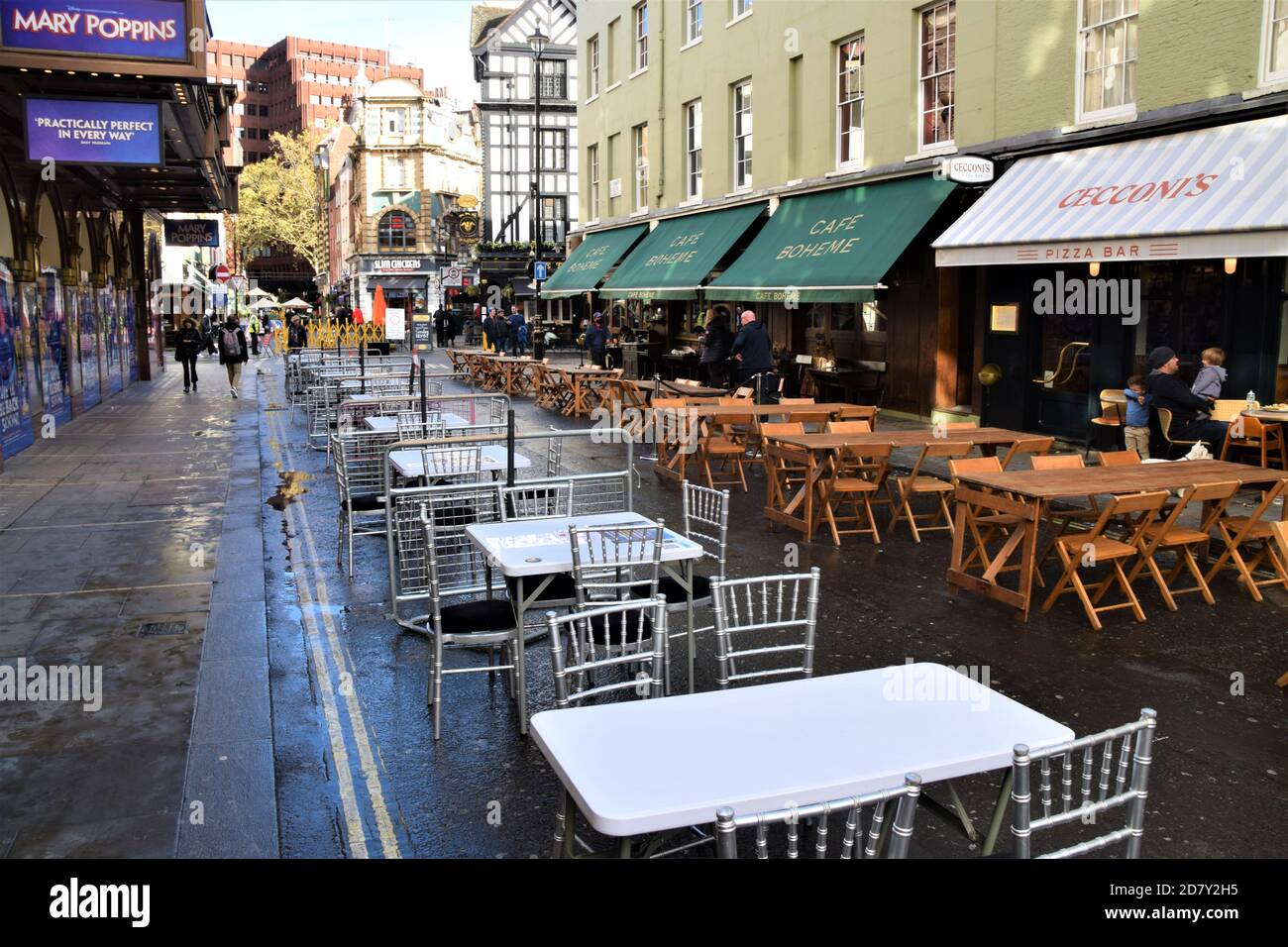 Leere Tische warten auf Kunden in der Old Compton Street, Soho. Neue Beschränkungen haben dazu geführt, dass weniger Kunden Restaurants und Bars in London besuchen. Stockfoto