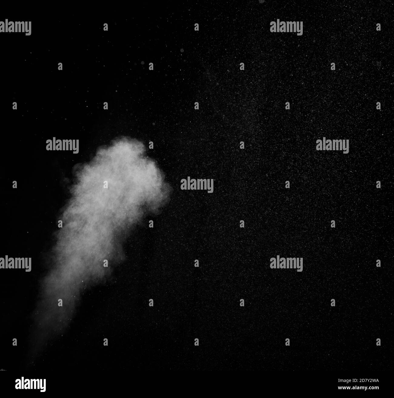 Rauchfragmente auf schwarzem Hintergrund. Abstrakter Hintergrund, Design-Element, für Überlagerung auf Bildern Stockfoto