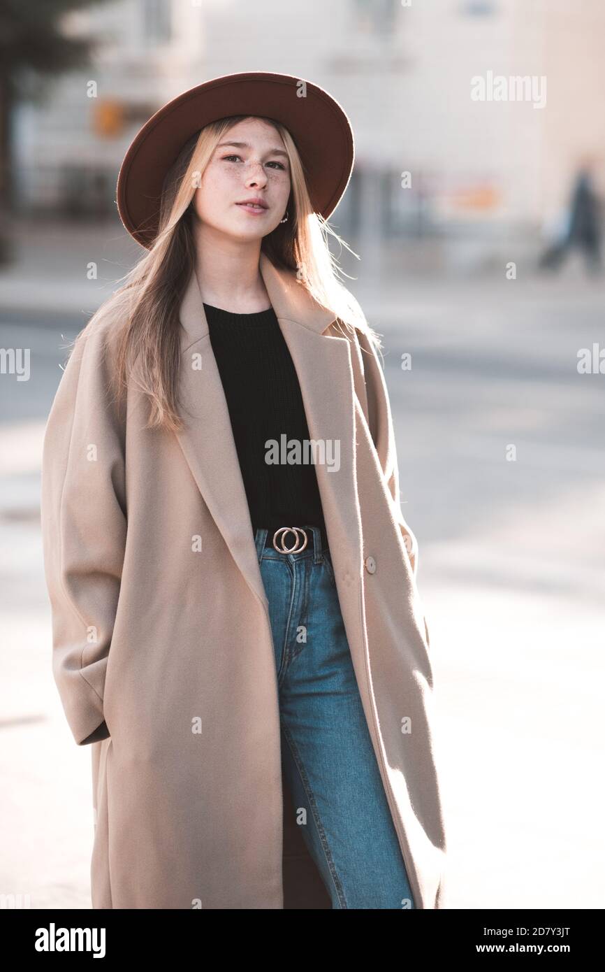 Teenager-Mädchen 14-15 Jahre alt tragen Casual Hut und Wintermantel in der Stadt Straße im Freien. Blick auf die Kamera. Teenagerhood. Stockfoto