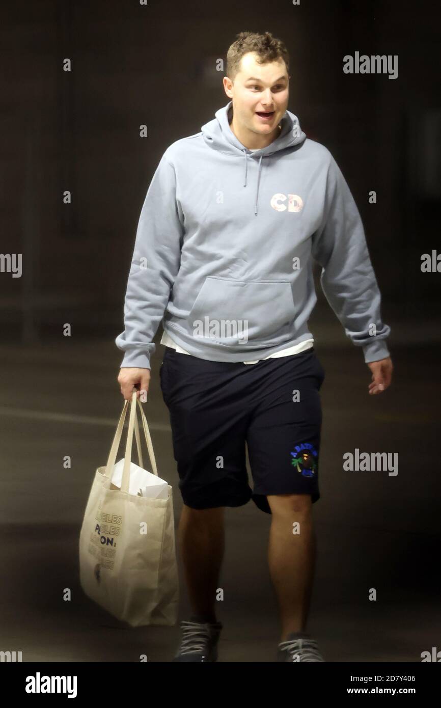 Arlington, TX, USA. Oktober 2020. Mitglieder der LA Dodgers haben am 25. Oktober 2020 in Arlington, Texas, das Globe Life Field verlassen, nachdem sie Spiel 5 der Major League Baseball 2020 World Series gewonnen hatten. Kredit: Mpi34/Media Punch/Alamy Live Nachrichten Stockfoto