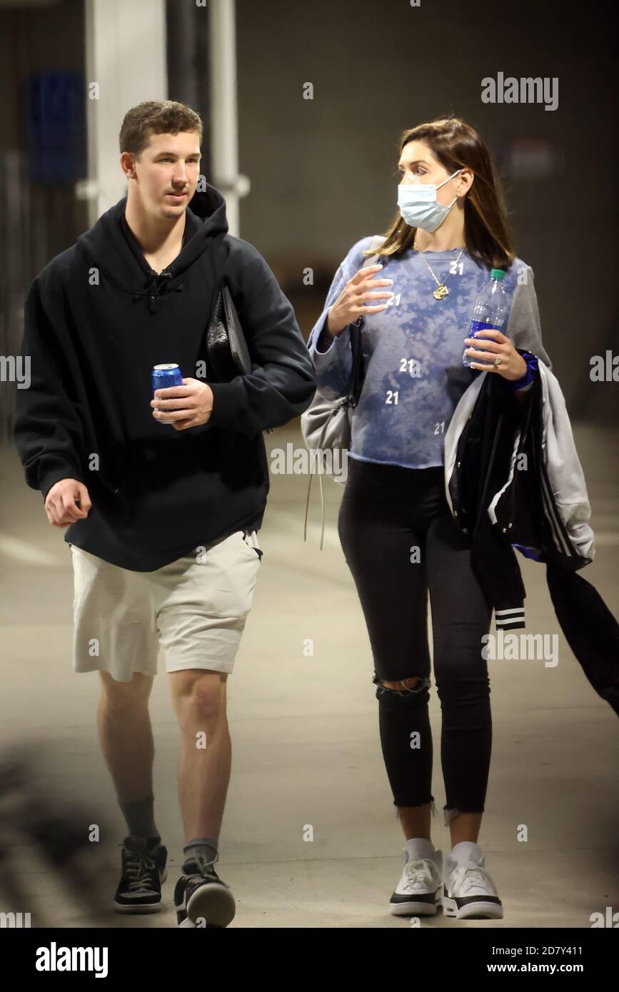 Arlington, TX, USA. Oktober 2020. Mitglieder der LA Dodgers haben am 25. Oktober 2020 in Arlington, Texas, das Globe Life Field verlassen, nachdem sie Spiel 5 der Major League Baseball 2020 World Series gewonnen hatten. Kredit: Mpi34/Media Punch/Alamy Live Nachrichten Stockfoto