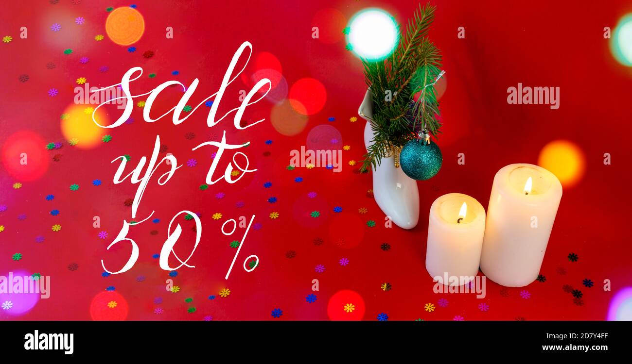 Internet-Banner, Karte, Flyer über Neujahr, Weihnachtsrabatte, Text - Verkauf bis 50, auf rotem Hintergrund. Bokeh-Effekt Stockfoto