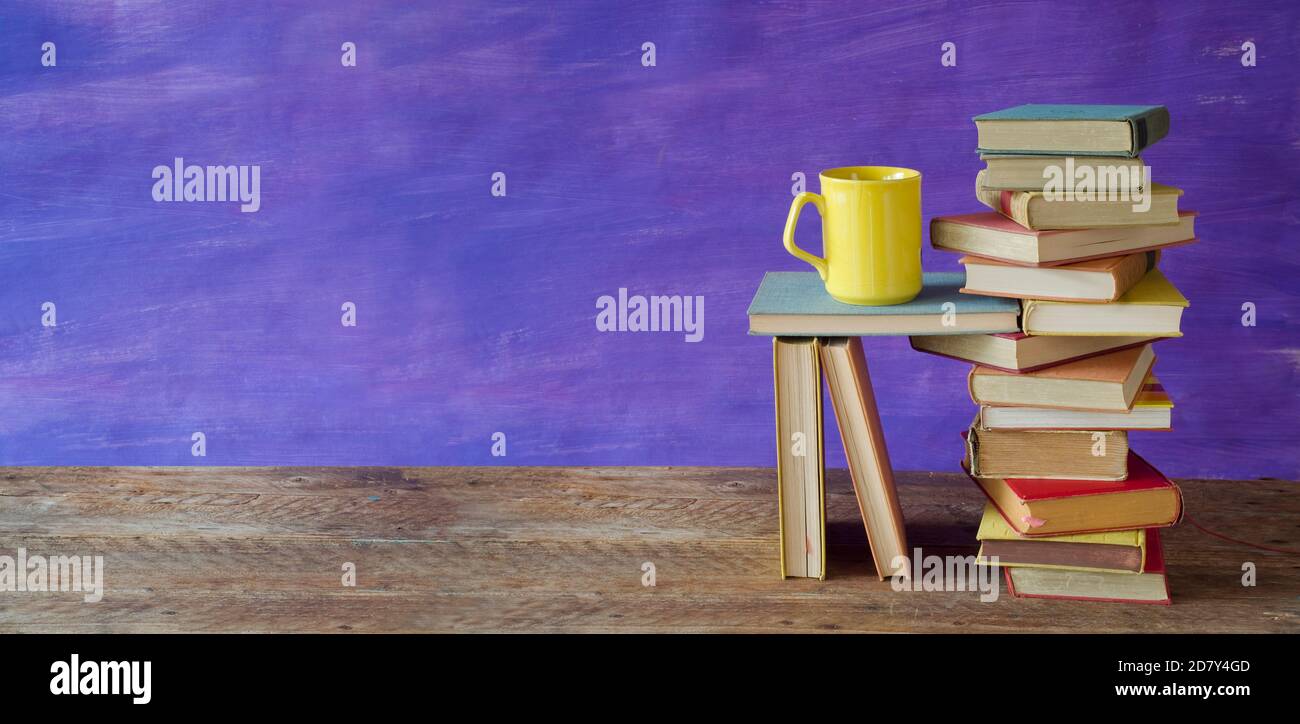 Stapel von Büchern und eine Tasse Kaffee. Lesen, Literatur, Bildung, Bibliothek, Home-Office-Konzept, gute Kopieplatz Stockfoto