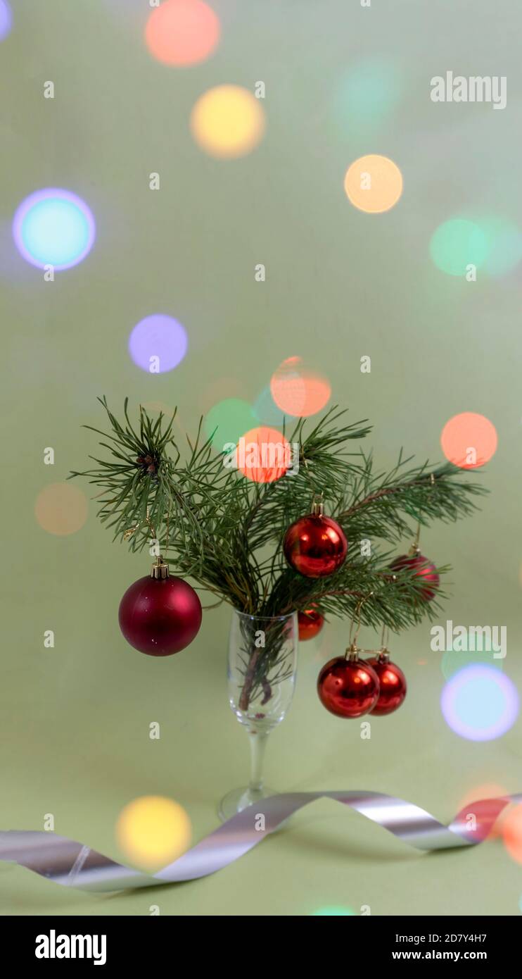 Frohe Weihnachten und Frohes neues Jahr. Karte, Banner, Flat Lay, Flyer, Grußkarte mit Platz für Text. Bokeh-Effekt Stockfoto