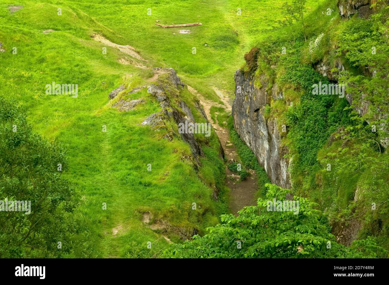 Die tiefe und spektakuläre Öffnung bei der Odin Mine, Castleton, einst bekannt als "Gank Mouth", von oberhalb des aktuellen Eingangs betrachtet. Stockfoto