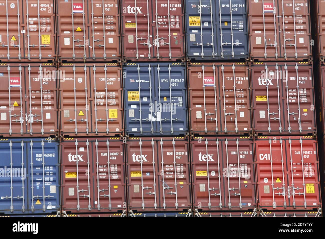 Gestapelte Container im HHLA Container Terminal Altenwerder im Hamburger Hafen Stockfoto