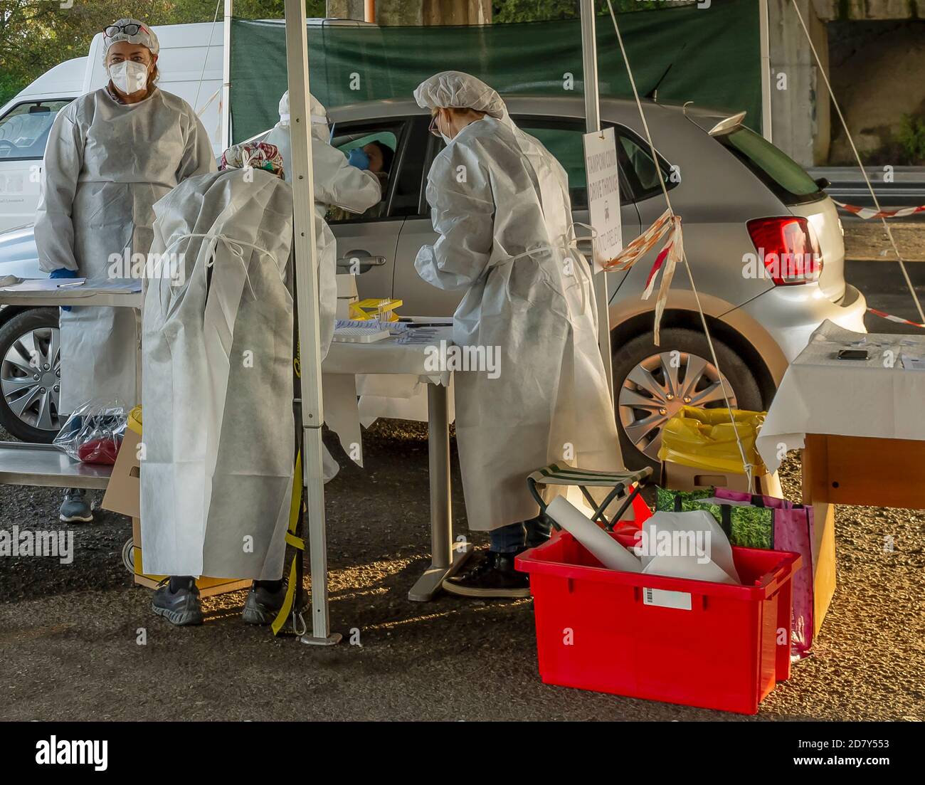 Eine Gruppe von Labortechnikern führt Schnelltests für covid-19 positive in einer Fahrt in Empoli, Florenz, Italien durch Stockfoto