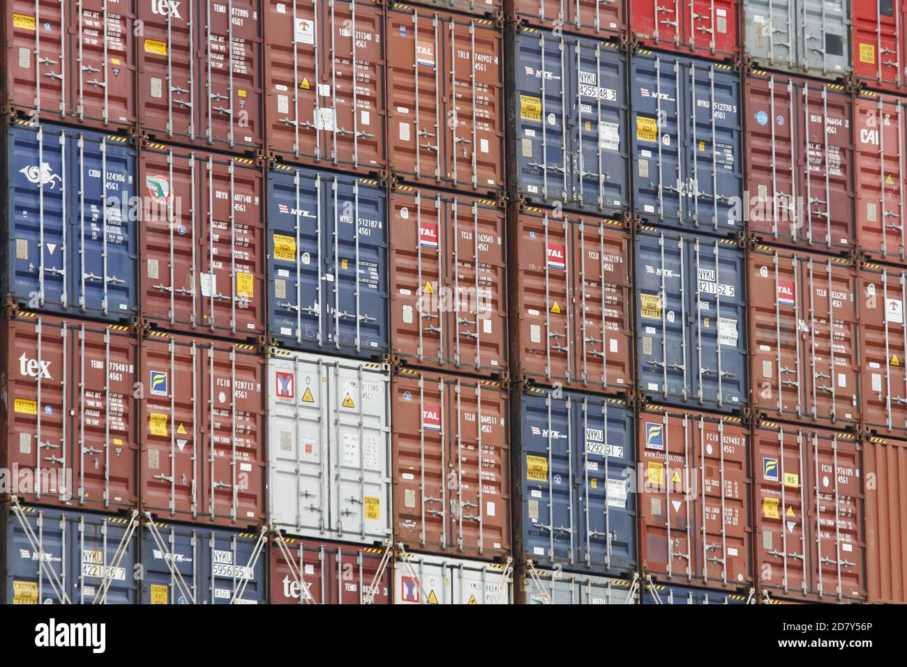 Gestapelte Container im HHLA Container Terminal Altenwerder im Hamburger Hafen Stockfoto