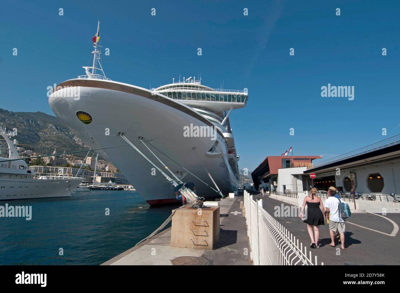 P&O Kreuzfahrtschiff Azura vertäute sich an ihrem Liegeplatz im Hafen von Monaco. Stockfoto