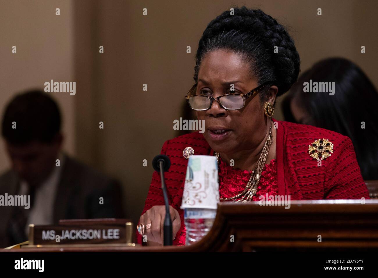 Die Vertreterin Sheila Jackson Lee, eine Demokratin aus Texas, stellt dem amtierenden Minister für Innere Sicherheit Kevin McAleenan eine Frage, wie er vor dem Ausschuss für Innere Sicherheit des Repräsentantenhauses während einer Anhörung zur Haushaltsaufsicht am Mittwoch, den 22. Mai 2019 auf dem Capitol Hill in Washington bezeugt, D.C. McAleenan beantwortete Fragen der Kommittedemokraten zum Tod von 5 Migrantenkindern an der südlichen US-Grenze. Die Republikaner des Ausschusses fragten McAleenan nach der Notwendigkeit einer Grenzmauer und einer von der Trump-Regierung geforderten erhöhten Finanzierung für die Grenzsicherheit. Kredit: A Stockfoto