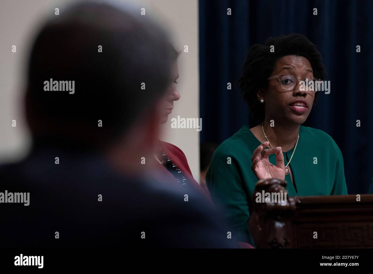 Die Vertreterin Lauren Underwood, Demokratin aus Illinois, stellt dem amtierenden Minister für Heimatschutz, Kevin McAleenan, eine Frage, wie er vor dem Ausschuss des Repräsentantenhauses für Heimatsicherheit während einer Anhörung zur Haushaltsaufsicht am Mittwoch, den 22. Mai 2019 auf dem Capitol Hill in Washington, bezeugt. D.C. McAleenan beantwortete Fragen der Kommittedemokraten zum Tod von 5 Migrantenkindern an der südlichen US-Grenze. Die Republikaner des Ausschusses fragten McAleenan nach der Notwendigkeit einer Grenzmauer und einer von der Trump-Regierung geforderten erhöhten Finanzierung für die Grenzsicherheit. P Haben Stockfoto