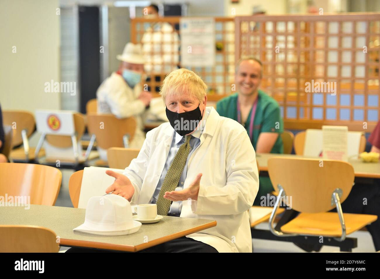 Premierminister Boris Johnson spricht während eines Besuchs im Royal Berkshire Hospital, Reading, mit den Mitarbeitern der Kantine, um die Veröffentlichung einer neuen Überprüfung der Krankenhausnahrung zu markieren. Stockfoto