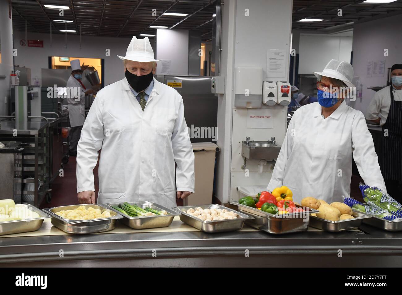 Premierminister Boris Johnson (links), mit dem britischen Bake-Off-Richter Prue Leith, bei einem Besuch im Royal Berkshire Hospital, Reading, um die Veröffentlichung einer neuen Überprüfung der Krankenhausnahrung zu markieren. Stockfoto