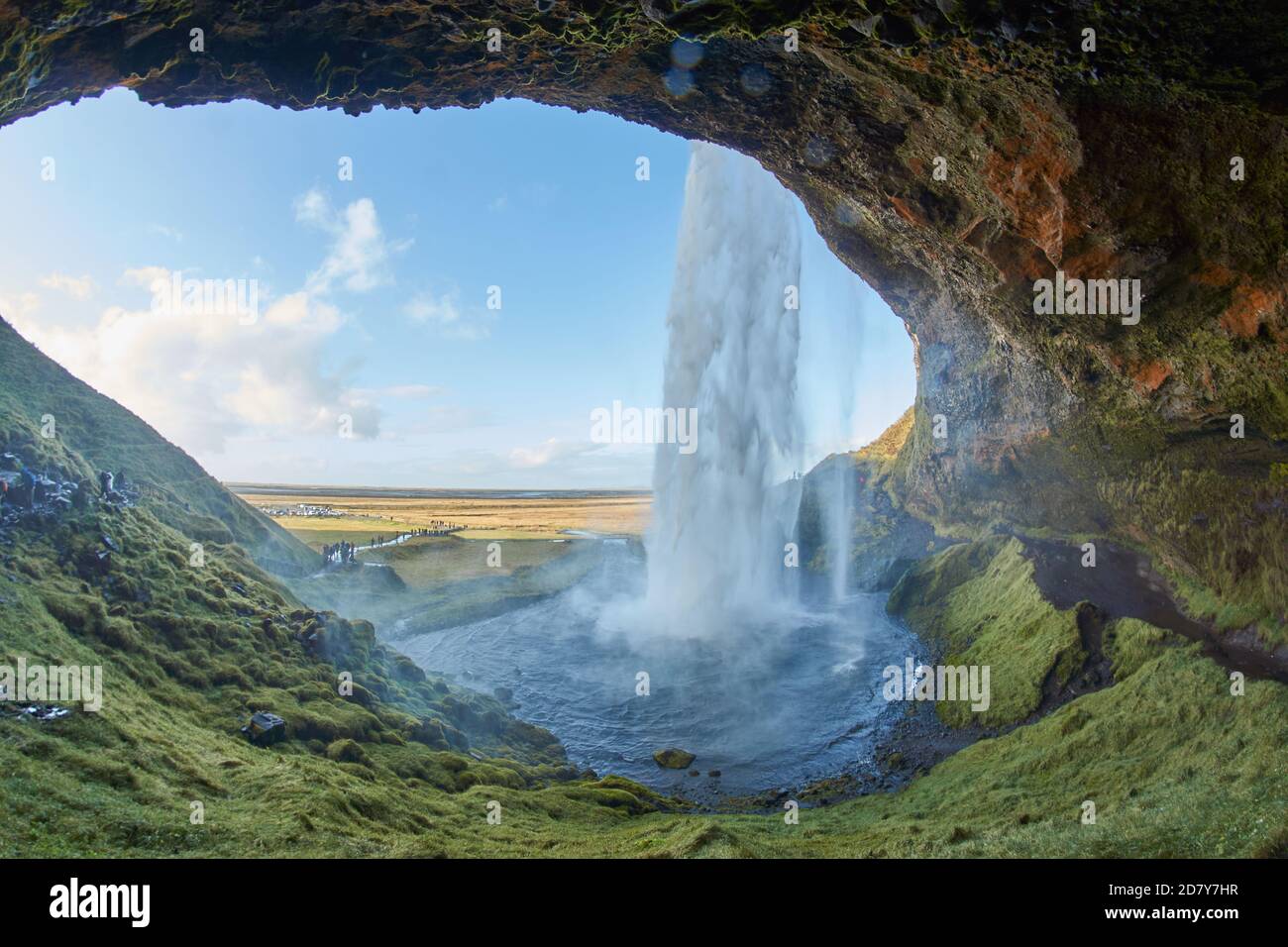 Schöner Wasserfall in Island, isländischer Wasserfall Seljalandsfoss, Foto aus der Höhle im Inneren des Wasserfalls Stockfoto