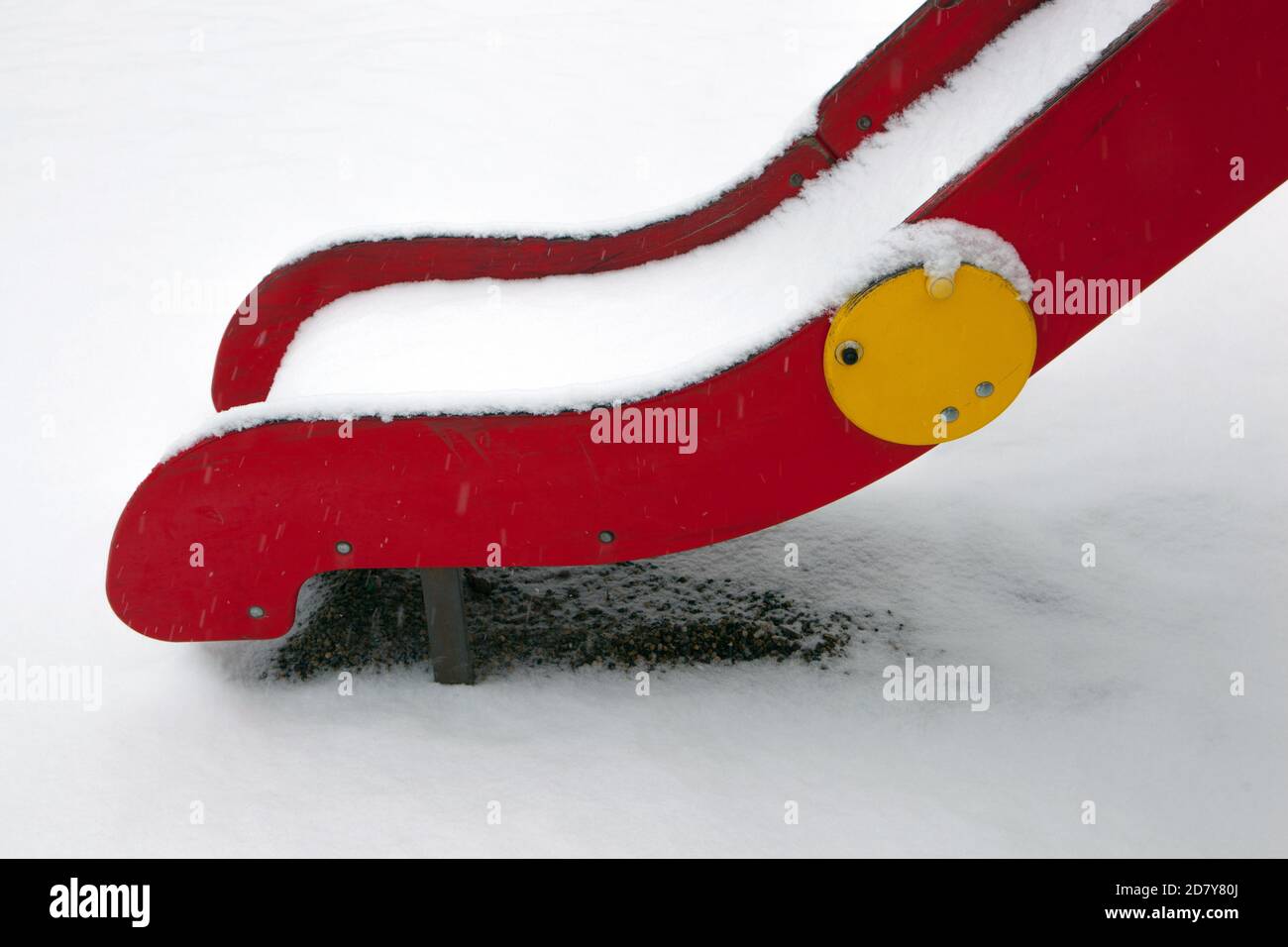 Kinder rutschen im Schnee auf dem Winterspielplatz Stockfoto