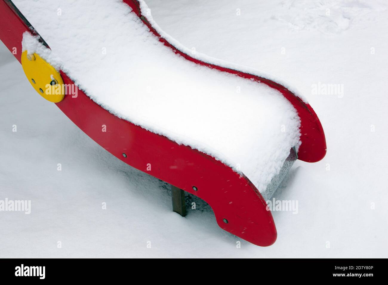 Kinder rutschen im Schnee auf dem Winterspielplatz Stockfoto