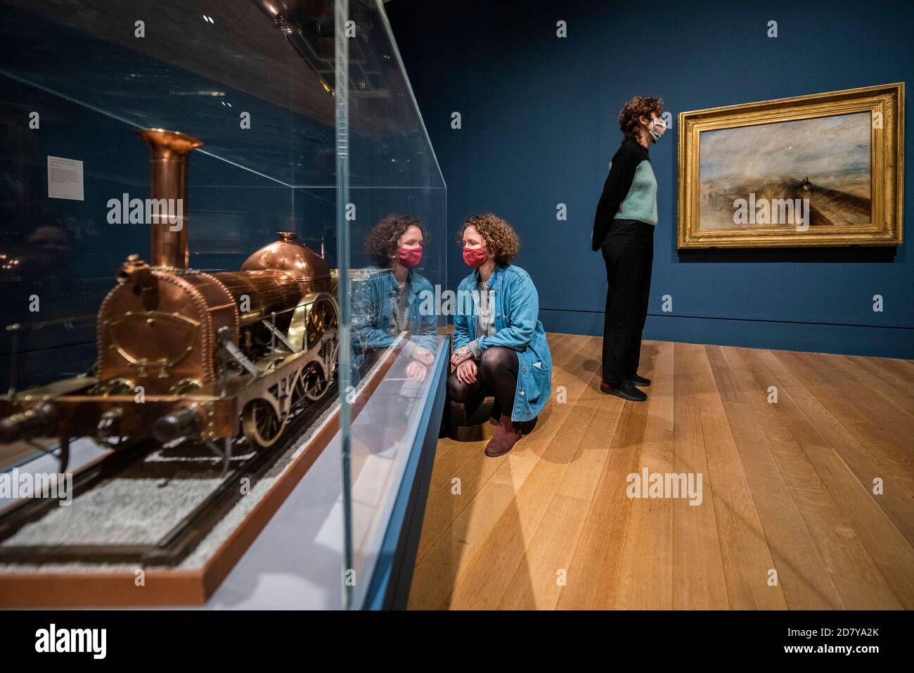 London, Großbritannien. Oktober 2020. Rain, Steam and Speed, eine weitere seltene Leihgabe der Nationalgalerie, die Turners Interesse an der Darstellung der sich wandelnden Landschaft während der industriellen Revolution zeigt. Turner's Modern World bei der Tate Britain. Die neue Ausstellung zeigt, wie Großbritanniens größter Landschaftsmaler neue Wege fand, die Ereignisse seiner Zeit einzufangen, von den Auswirkungen der Technologie auf die Natur bis hin zu den Auswirkungen der Modernisierung auf die Gesellschaft. Kredit: Guy Bell/Alamy Live Nachrichten Stockfoto