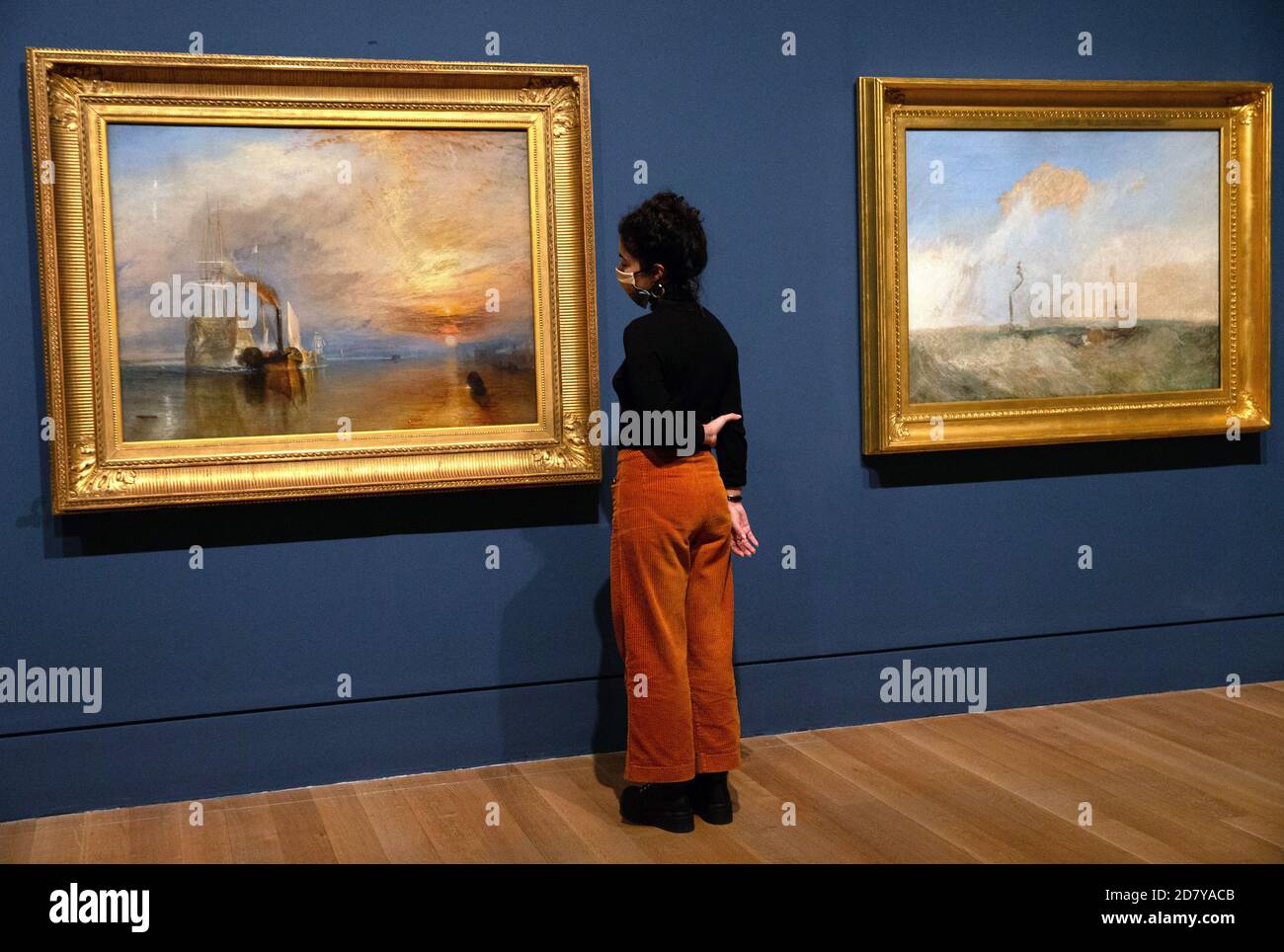 London, Großbritannien. Oktober 2020. 'The Fighting Temeraire', 1839 (links) wird zum ersten Mal mit seiner vorbereitenden Skizze wieder vereint. Wahrzeichen-Ausstellung von J.M.W.Turner(1775-1851) mit Schlüsselgemälden, die von der Nationalgalerie verliehen wurden, Eröffnung am 28. Oktober. Kredit: Mark Thomas/Alamy Live Nachrichten Stockfoto