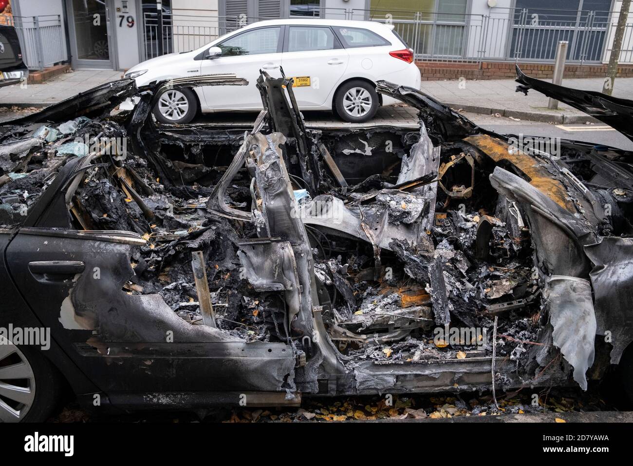 Audi Auto in der Innenstadt am 7. Oktober 2020 in Birmingham, Großbritannien, ausgebrannt. In Birmingham ist es sehr üblich, die Trümmer von abgestürzten, verlassenen oder verbrannten Autos zu sehen, da es eine Fülle von Autodiebstahl und leichtsinniges Fahren gibt, vor allem in der Nacht, wenn Autorennen weit verbreitet sind. Unter den Einheimischen hat die Stadt einen Ruf für Wildheit auf den Straßen, wo ein Mangel an Polizei führt zu einer Kultur der Gesetzlosigkeit unter einigen Gruppen. Stockfoto