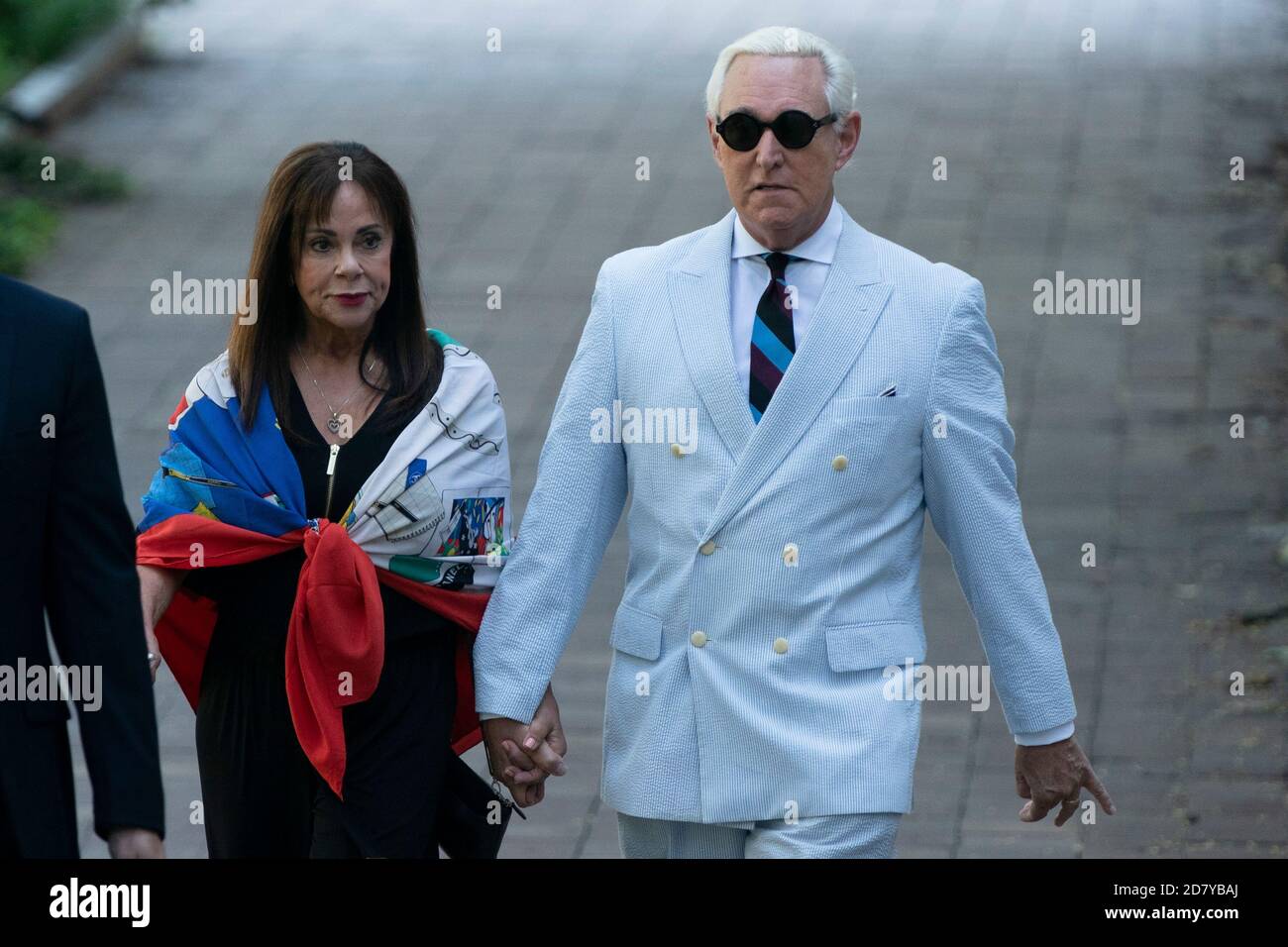 Roger Stone, ehemaliger Wahlkampfberater von US-Präsident Donald Trump, und seine Frau Nydia Stone, kommen für Gericht zusammen mit ihrem Rechtsteam am Dienstag, 16. Juli 2019 in Washington, D.C., Stone ist vor Gericht zu sprechen, ob er eine Gag-Order von Richter Amy Berman Jackson gesetzt verletzt. Wenn Jackson der Meinung ist, dass er seinen Gag-Befehl verletzt hat, wird Stone's Kaution widerrufen. Quelle: Alex Edelman/The Photo Access Stockfoto