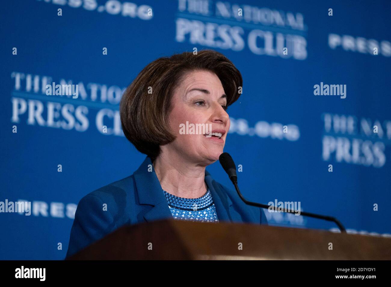 Senatorin Amy Klobuchar, Demokratin aus Minnesota und Präsidentschaftskandidat des Jahres 2020, spricht am Dienstag, den 16. Juli 2019 in Washington, D.C., im National Press Club Klobuchar hielt eine Rede, die ihre Prioritäten für ihre ersten 100 Tage im Amt umreißt, wenn sie zum Präsidenten gewählt wurde. Quelle: Alex Edelman/The Photo Access Stockfoto